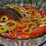 Paradajz-paprika salata sa mediteranskim začinskim biljem